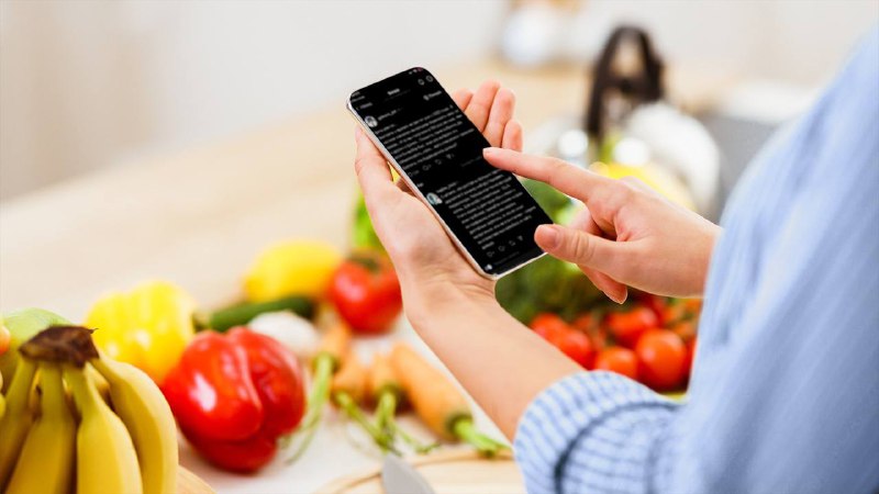 🧾 Плач по НДС. Что происходит с ценами?📈 Как и ожидалось: не прошло и недели нового года, а социальные сети уже наполнились публикациями о повышении цен в Казахстане.Многочисленные пользователи (часть которых, по традиции, без ников и аватарок) сообщают подписчикам о резком росте цен на продукты, товары и услуги. И все это якобы из-за повышения НДС после вступления в силу с 1 января Налогового кодекса.Давайте и мы поговорим об этом.Выделите на это некоторое время, пожалуйста, — разговор предстоит не очень короткий.Первое. А предполагался ли рост цен вообще?Да, и это никто не скрывал.Еще в 2025 году представители экономического блока правительства сообщали, что рост цен в 2026-м будет в районе 2–3%. Этот показатель — очевидно, вещь усредненная. Какие-то товары могут вырасти на 6% или 10%, а другие — не измениться в цене или же вовсе подешеветь.Как итог: конкретно ваша потребительская корзина может подорожать именно на 2–3%, хотя по отдельным товарам вы будете замечать повышение цен, упуская при этом нейтральные или отрицательные изменения по другим. Такова уж психология.И сразу считаем важным сказать про очень важный нюанс, который часто упускают из вида.Это так называемые «социально значимые продовольственные товары» — их 31 позиция, начиная от картофеля с рисом и заканчивая мясом и разной «молочкой».Именно они и составляют основу всего потребления продуктов, и их предельные цены фиксирует государство, пресекая превышение.То есть по самой главной статье расходов — питанию — «резкое удорожание» у подавляющего большинства казахстанцев изменений практически не будет. Государство от регулирования не отказывается.И сразу второе. Рост цен будет постоянным?Из-за повышения НДС попросту невозможен постоянный рост цен на товары и услуги, поставщики которых под него попадают.НДС не повышаются как-то поэтапно — он встает на новый уровень один раз. Поэтому продавцы или производители также внесут поправки в свои ценники лишь один раз. И то, если вовсе будут это делать.Но они могут сделать и без учета НДС, верно?Это третий момент. Пожалуй, самый важный.С одной стороны, в Казахстане в целом сейчас сохраняется высокая инфляция. Причин этому очень много, включая внешние факторы.Самое простое и очевидное: многие товары ввозятся в страну за валюту, и при ослаблении курса тенге становятся дороже именно в тенговом выражении.Или же сами по себе товары становятся дороже в стране-производителе (как было с европейскими товарами из-за роста цен на энергоресурсы в последние годы), доезжая до нас уже с более высокими ценами.Именно поэтому власти много говорят о поддержке заводов и ферм внутри страны, приводя под это дело инвесторов из-за рубежа.Чем больше товаров будет производиться у нас в Казахстане (уже в тенге), тем будут стабильнее цены и меньше зависимость от поставок из-за границы.Мы уже обеспечиваем себя по главным продуктам питания (яйцам, молочке, крупам, мясу) на уровне от 80% до 100% от спроса.Дальше показатели будут только лучше, а значит и товары доступнее.А есть и вторая сторона.НДС на новом уровне вступил в силу только с 1 января, но многие предприниматели стали повышать цены задолго до этого в 2025 году, ссылаясь все на тот же НДС. А теперь еще раз прикрываются им.Обвинять никого ни в коем случае нельзя, но для общего понимания это нужно запомнить.Прикрываясь темой НДС, разные компании создавали ажиотаж, пытаясь продать больше продукции до «повышения» цен, разумеется, уже подняв цены заблаговременно.К чему все это?Тема повышения НДС слишком искажена и демонизирована. Да, налог повысили и единоразово это может привести к росту цен, и то незначительному.Но другой вопрос, когда под этим предлогом пытаются получить больше прибыли или же вводить сограждан в заблуждение и панику.Как бы это не обернулось «самоисполняющимся пророчеством», когда из-за ожидания роста цен люди начинают массово скупать товары, вследствие чего цены из-за высокого спроса действительно становятся выше (чем были бы без ажиотажа).🧠 Думайте