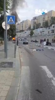 🇮🇱 The car explosion in Jerusalem: attempted assassination of a known criminal, who was seriously injured. His 13-year-old son was moderately injured. Lee Aish - Police and Criminals i24.