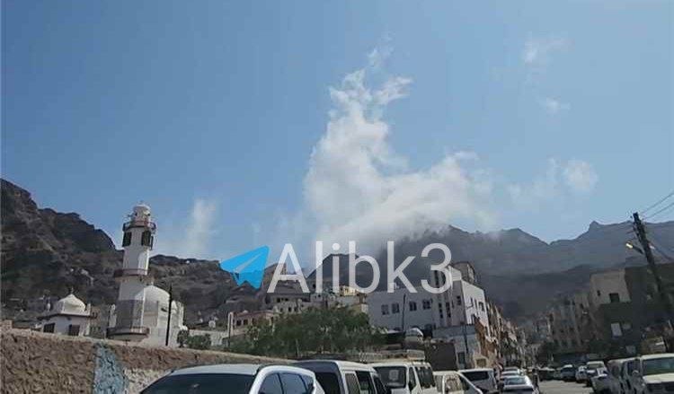کانال خبری تحلیلی فتن: 🔴برخاستن دود غلیظ از اطراف کاخ ریاست جمهوری معاشیق در عدن، که تحت کنترل دولت جدایی‌طلب مورد حمایت امارات قرار دارد@fetan