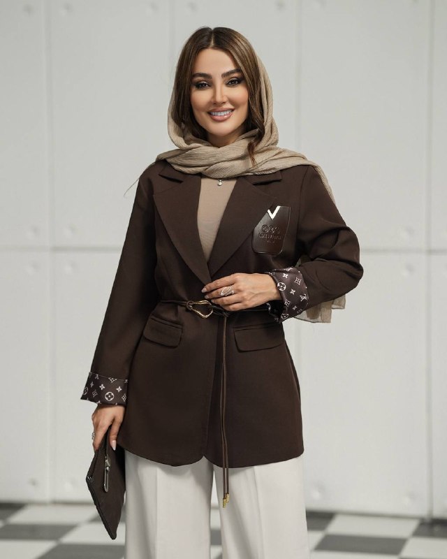 تولید وپخش مانتو خاکسار: 🎀🎀 کالکشن تابستان مانتو ماریا 🎀🎀مدل؛ کت پاریس مازراتی 🧵جنس پارچه : مازراتی 🧥مدل : کت تک مازراتی کمر چرمی ، جیب چرمی، سر