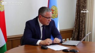 "Я сам не смог заправиться... Везде заправляют в канистры"Грустная история из жизни мэра Калуги Дмитрия Денисова, которому не досталось бензина на областной АЗС. По его словам, затариваться топливом — абсолютно бестолковое занятие. Тем более тара может раз