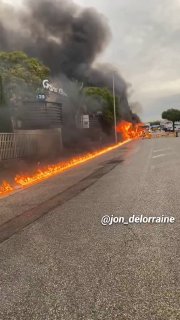 🇫🇷 כנופיית מהגרים צעירה בצרפת הציתה אוטובוס ציבורי, וניתן לראות שובל של להבות