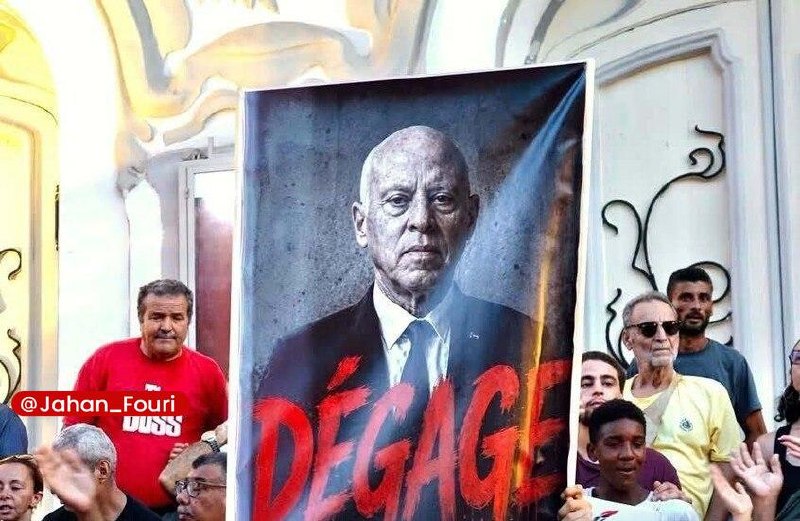جهان بینالملل فوری🌍: تظاهرات مخالفان قیس سعید در تونس🔹صدها نفر از مخالفان قیس سعید، رئیسجمهور تونس، در خیابان حبیب بورقیبه در مرکز تونس دست