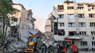 Число погибших из-за удара по колледжу в оккупированном Старобельске выросло до десятиЖертвами вчерашнего удара по Старобельску в подконтрольной России части Луганской области стали 10 человек, сообщили ТАСС в МЧС.Еще 38 человек пострадали, добавили в ведо
