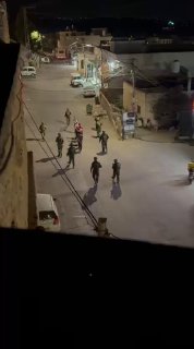 הרגע שבו עצרו כוחות הכיבוש מספר פועלים פלסטינים במהלך הסתערותם על הכפר ברטעה, דרומית מערבית לג'נין.