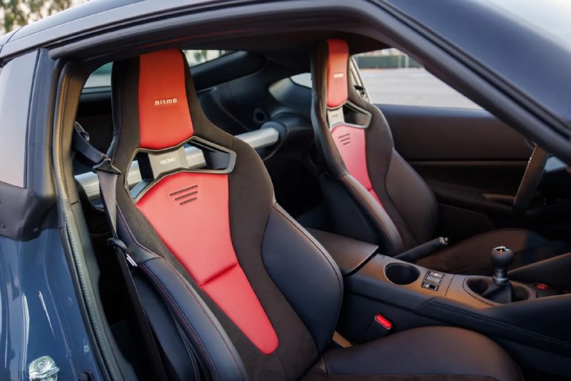 Nissan Z Nismo наконец-то получил «механику» — раньше спорткар предлагали только с автоматом. 4