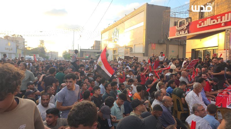 מספר רב של פלסטינים בעיר טול כרם תומכים בנבחרת מצרים במהלך משחקה מול ארגנטינה.