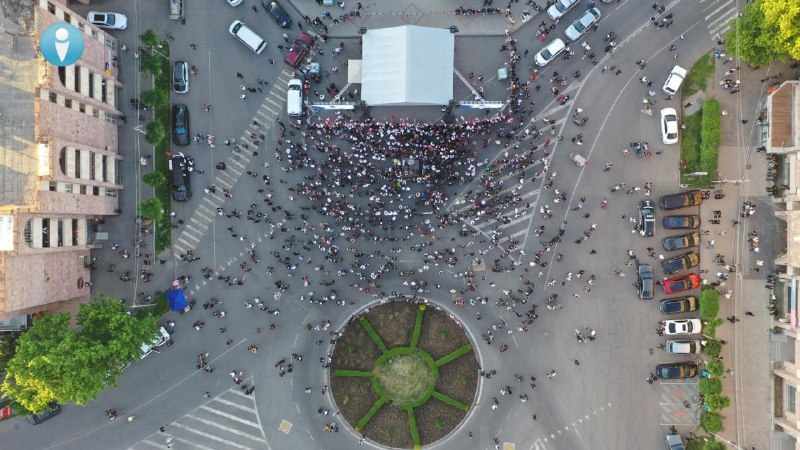 Митинг на площади Комитаса в Эчмиадзине, Армения, где собрались участники для обсуждения политических вопросов.