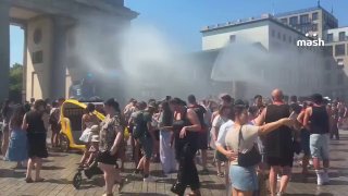 $500 миллиардов потеряют страны Евросоюза из-за аномальной жары — государства снижают мощности АЭС, замораживают перевозки и рискуют лишиться части урожая.По данным Mash, потери ВВП могут составить около $240 млрд для Франции, $147 млрд — для Италии, $131 