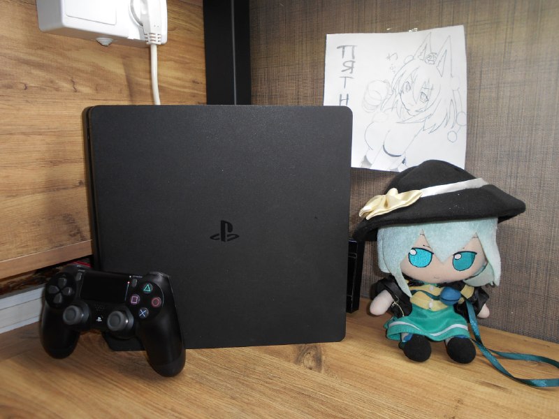 PS4 Slim 1ТБ и дополнительные игры