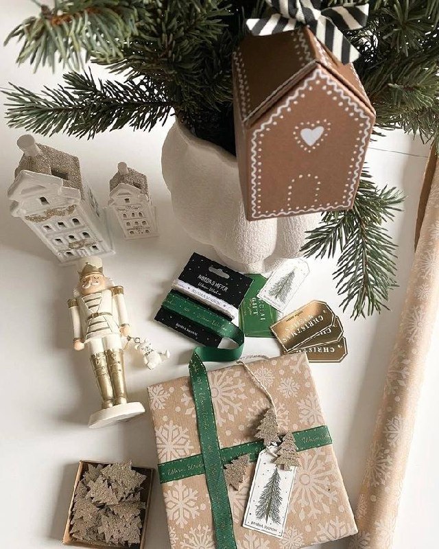 Волшебное новогоднее сочетание стильного белого, блестящего золотого и природного зеленого цвета в деталях праздничного интерьера Белый придают обр... - изображение 3 - белый, цвет, telegram