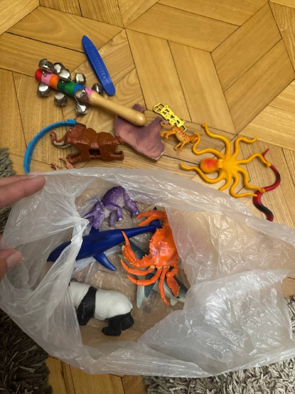 Игрушки разных животных, большинство  из резины, мягкие