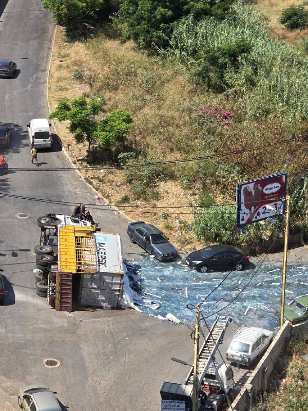 משאית עמוסה בזכוכית התהפכה באמצע הכביש בדקוונה