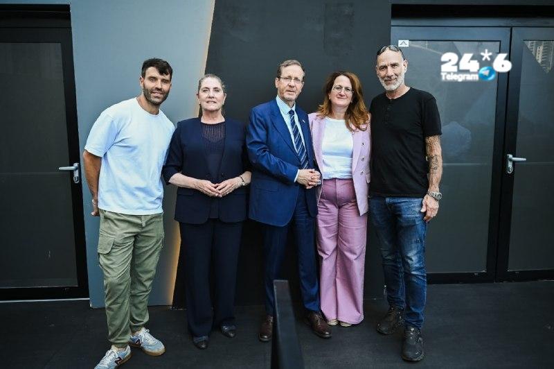 🇮🇱 נשיא המדינה יצחק הרצוג ורעייתו מיכל הגיעו לביקור במיצג הרב-חושי "מפה נקום" של זיו קורן ונעם חורב, הממו…