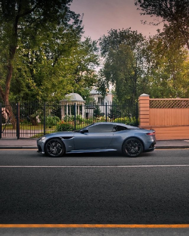 Aston Martin DBS Superleggera 5