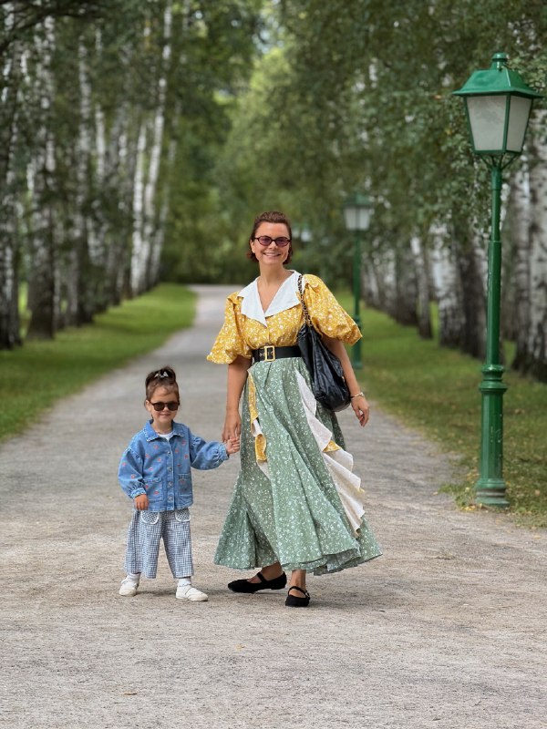 Татьяна Брухунова продолжает делиться модными образами — и теперь уже не одна, а