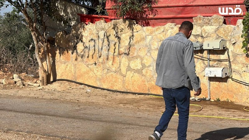 מיליציות מתנחלים שורפות שני כלי רכב וכותבות סיסמאות עוינות במהלך תקיפת בתים בין העיירות ביתא ואוסרין מדרום…