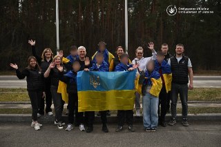 Россия вернула Украине еще семь детейСо своими близкими воссоединились семь детей в возрасте от 13 до 17 лет, сообщил украинский омбудсмен Дмитрий Лубинец. Все они находились на оккупированных Россией территориях, добавил он.Накануне об этом также писала р