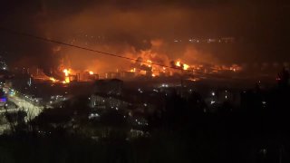 В Туапсе во время атаки украинских дронов погиб человекЕще один человек пострадал, в порту и НПЗ Туапсе начался пожар, сообщил губернатор Краснодарского края Вениамин Кондратьев.Также беспилотники повредили газовую трубу и остекление в некоторых зданиях, в