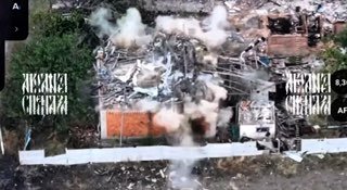 מצאנו אותם ומיד התחלנו לעבוד על האויב. אנחנו חונקים את האויב במקום שבו הם עומדים. לא כל התקפה מסתיימת בהשמד…