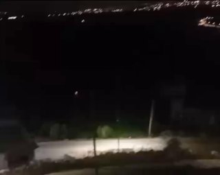 הרגע שבו הסתערו הערב מתנחלים על הכפר נזלה א-שרקייה מצפון לטול כרם.