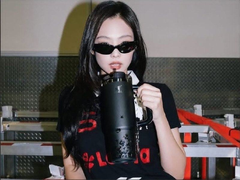 بلک‌پینک‌ توییت: جنی بعد از اجرا در فستیوال Summer Sonic به دنسراش هدیه داده💗#Nona ✦ 𝖡𝖫𝖠𝖢𝖪𝖯𝖨𝖭𝖪𝖳𝖶𝖤𝖤𝖳جنی بعد از اجرا در فستیوال Summer Soni
