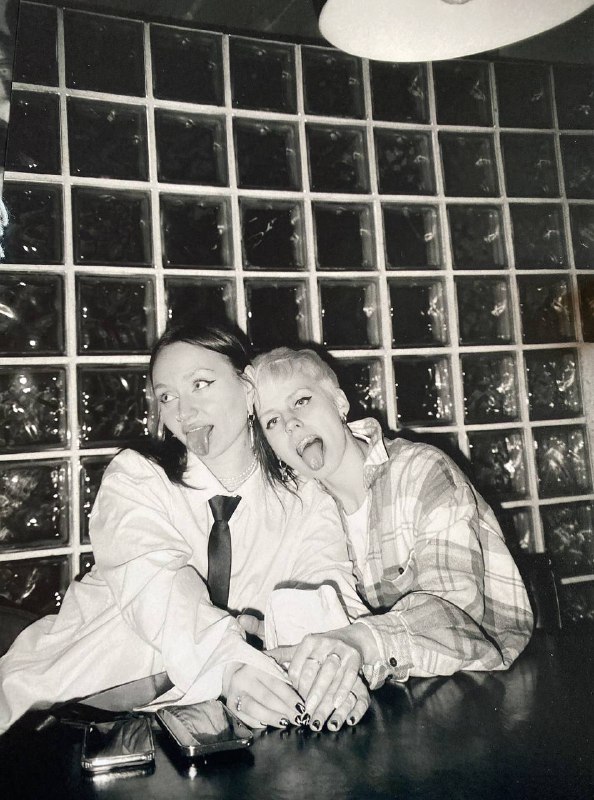 ЖИЗНЬ Оказалось, что ни одни мы с Аной видим возможности для развития бизнеса в кризис. Люди не бездействуют. Моя бывшая выкупила заведение «Чайки» на набережной реки Мойки 19. Ранее заведение специализировалось на еде и вскоре будет переустроено в ресто-бар, с большим выбором закусок и алкоголя. Приятельница и создатель бара “S’aint” на Рубинштейна 38, с мужем готовят открытие  второго заведения на Большой Конюшенной 2. Специализация: авторские коктейли.  Жизнь продолжается ❤️‍🔥✌🏻