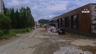 Самый дорогой ремонт школы в истории России устроили чиновники популярного горнолыжного курорта Шерегеш — работы за 800 млн не могут завершить три года подряд. Дети всё это время учатся в разваливающемся ДК — и начнут учебный год там же.Единственную СОШ в 