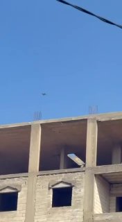 כטב"מ ישראלי טס בגובה נמוך מעל בניין בעיר נבטים.
