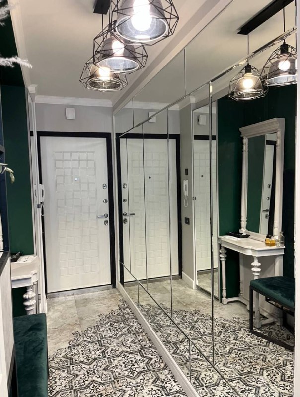 Длинный узкий коридор-прихожая Расширили визуально. Люблю встраивать ретро и антиквар в современный интерьер, немного преобразовав их. Дизайн интер... - изображение 1 - длинный, узкий, коридор