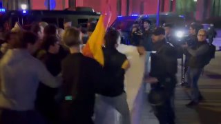 במדריד דורשים את התפטרותו של שר התחבורה לאחר תאונת הרכבת בספרד יותר מ-1,500 איש יצאו להפגין. משתתפי העצרת מ…