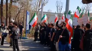 В Иране вновь вспыхнули антиправительственные протестыВ первый день нового учебного семестра в Иране возобновились студенческие протесты. Об этом сообщают WSJ, Financial Times и Би-би-си. В Тегеране студенты Технологического университета имени Амира Кабира