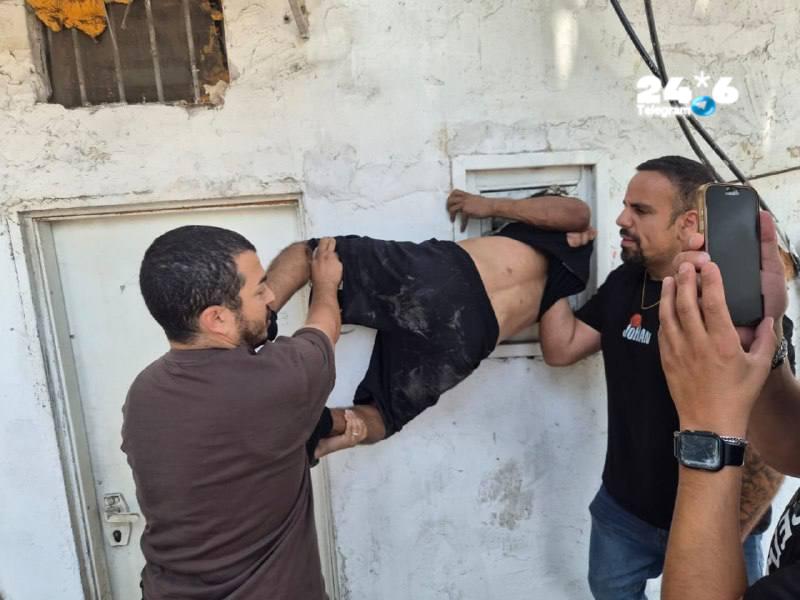 🇮🇱 חשוד בגניבה נתקע במסגרת החלון בדרום תל אביב. שוטר שהיה בדרכו לעבודה עצר גבר שחדר לבית מגורים בדרום תל…