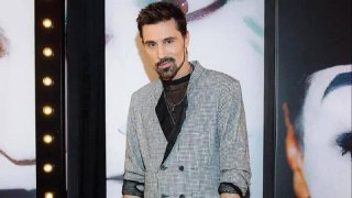 Звезда тиктоков Дима Билан поднял прайс на новогодние корпораты до 10 млн — как у Киркорова. Легенда нулевых снова стал популярным у молодежи. Всё дело во внезапном залете в реки его трека 2007-го года "Я твой номер один". На фоне успеха у зумеров Дима под