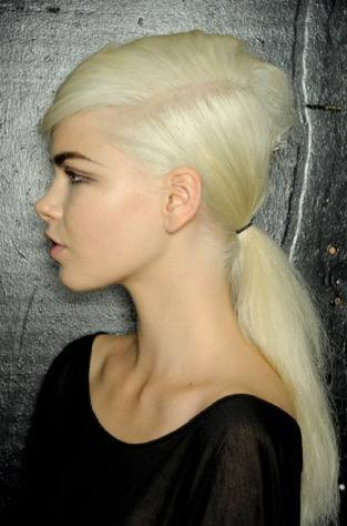 Она приехала на концерт, чтобы поработать. Коротко о том, как я слушаю музыку 🤣 А вообще вот вам пару интересных идей на подумать и поделать:— 2 завитые пряди у лица;— сочетание разных текстур без объема у корней;— узлы + хвост;— начес на макушке как часть формы;— сочетание блонда с черными прядями в прическахОна приехала на концерт, чтобы поработать. Коротко о том, как я слушаю музыку 🤣 А вообще вот вам пару интересных идей на подумать и поделать:— 2 завитые пряди у лица;— сочетание разных текстур без объема у корней;— узлы + хвост;— начес на макушке как часть формы;— сочетание блонда с черными прядями в прическах