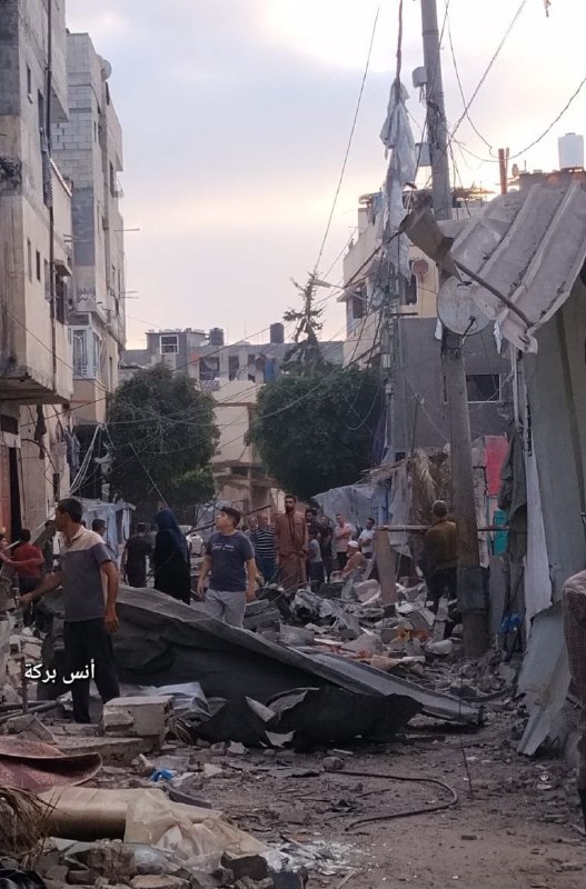 השפעות ההרס לאחר הפצצת כיבוש כיכר מגורים בשכונת אל-ברוק, ממערב לעיר דיר אל-בלח במרכז רצועת עזה.