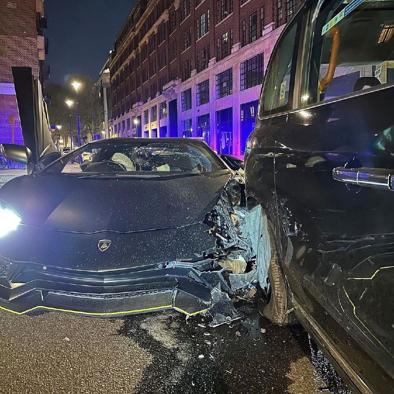 Lamborghini Aventador S повстречался с лондонским кэбом 6