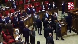 סגני הפרלמנט הארמני ערכו קטטה אדירה בחדר הישיבות. במהלך נאומו, נגע צ'כויאן, סגן מסיעת השלטון האזרחית, במערכ…