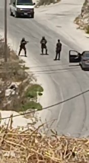 כוחות הכיבוש סורקים כלי רכב בדרך סרוואת א-שער ליד העיירה טל, מדרום-מערב לשכם, במהלך הסתערותם על הכפר.