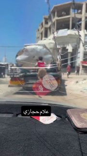 طفل غزاوي يلاحق قطرات مياه من شاحنة وسط أزمة الندرة