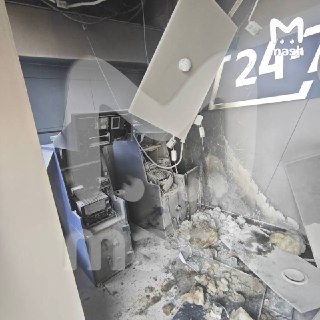 Задержанный после поджога банкомата в Путилково школьник находился под влиянием телефонных мошенников.По данным Mash, 16-летний Даниил (имя изменено) облил кэш-машины бензином и поджёг. Возгорание ликвидировали сотрудники. Пострадавших нет.Подростка задерж