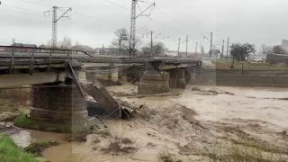В Дагестане из-за сильных дождей фиксируются подтопления, массовые отключения электричества и воды, осложнена работа общественного транспорта, сообщил глава республики Меликов.  «В первую очередь стихия испытывает столицу, — написал он. — Мы готовились к у