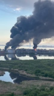 В Петербурге загорелся «Петербургский нефтяной терминал» в Кировском районе города, следует из кадров очевидцев. Беспилотники утром атаковали «объекты инфраструктуры в Кронштадте, Кировском и Красносельском районах», пострадали несколько человек, заявил гу
