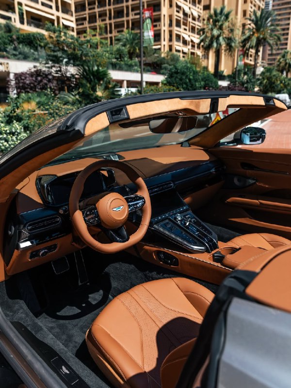 Aston Martin Vantage Roadster, кузов окрашен в цвет Q Spirit Silver, обивка салона выполнена из кожи 2