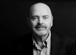 Умер итальянский дизайнер, основатель бренда Diesel Адриано Гольдшмит, сообщает WWD. Причиной смерти стало онкологическое заболевание.Модельеру было 82 года.