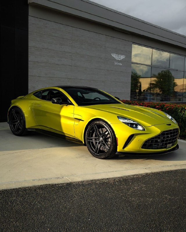 Aston Martin Vantage 2