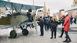 Технику военных лет, а также авиацию, части аэростатов и исторические артефакты показывают всем желающим на Красной площади.Там открылась бесплатная выставка "Город живых историй", которая приурочена к 84-й годовщине легендарного военного парада 1941 года.