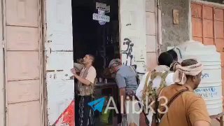 כוחות תימנים עוזרים לתושבי מוח'ה להחזיר חיים לעיר ולפתוח את חנויותיהם.