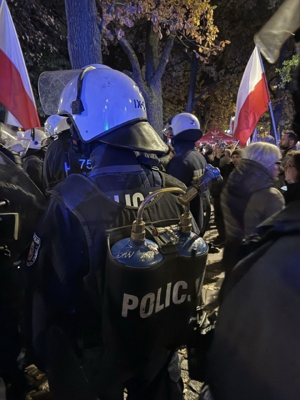 פולין נמצאת על סף משבר פוליטי: העימות בין טוסק ונורוקי סביב בית הדין החוקתי המשבר הפוליטי גדל במהירות בפולי…