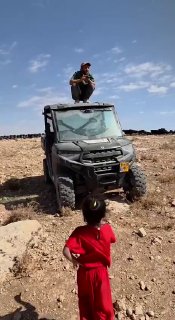 ילד מתעמת עם מתנחל במהלך ההסתערות על אזור חווארה במסאפר יטא, דרומית לחברון.